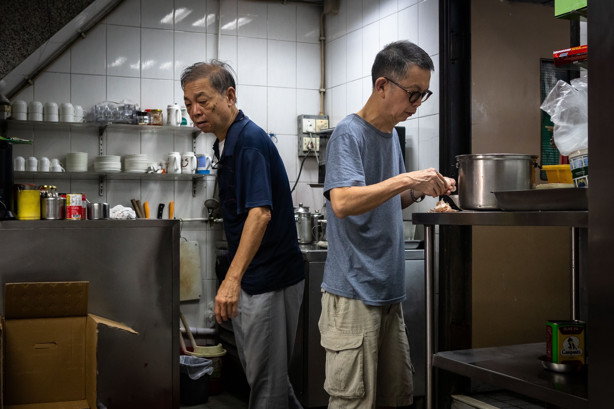 Lam Kok Lon (L) and his brother Lam Kok Veng (R), third generation owners of A Vencedora